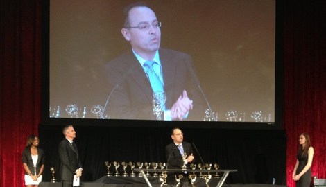 Edgar Vargas recibe premio Emmy por relatar historias sobre latinos con la serie televisiva local 'Ñ Beat'.