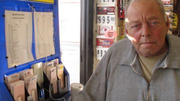 Raymond Parker, un residente de Long Beach, en Nueva York, que fue víctima de Sandy, en la tienda cuando compraba su ticket para el Powerball.