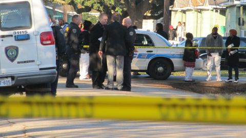El lugar en donde una mujer fue hallada muerta y dos hombres heridos en una casa en el norte de Houston.