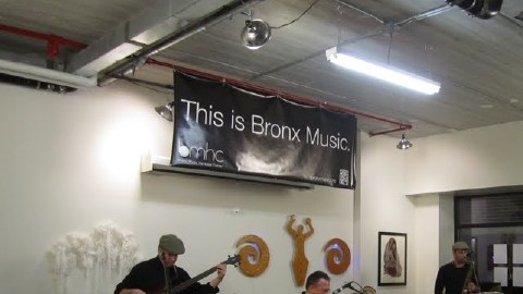 Bobby Pulido con el conjunto Aché en  su participación en "Bronx Rising!".