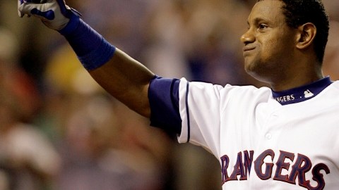 El dominicano Sammy Sosa saluda al público tras conectar su jonrón  número 600 en las mayores cuando jugaba con los Rangers de Texas en el año   2007.