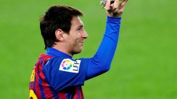 El talentoso jugador argentino Lionel Messi levanta el Balón de Oro obtenido en la temporada pasada y que le fue entregado en enero.