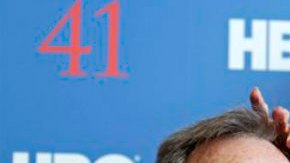 El expresidente estadounidense George H.W. Bush fue hospitalizado para ser atendido por una tos persistente.