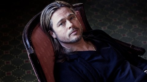 Brad Pitt aparece en esta imagen tomada esta semana, posando en un sofá de un hotel en Nueva York.
