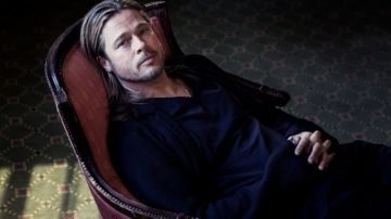 Brad Pitt aparece en esta imagen tomada esta semana, posando en un sofá de un hotel en Nueva York.