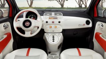 El nuevo Fiat 500e hizo su debut en el Auto Show de los Angeles con nuevas líneas más agresivas en su exterior e interior.