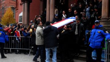 El féretro de Héctor 'Macho' Camacho es sacado de la Iglesia Santa Cecilia, en El Barrio, después de la misa de cuerpo presente.