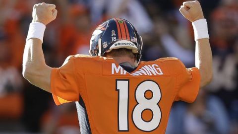 Peyton Manning completó tres pases de touchdown.
