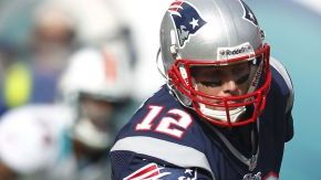 Brady completó 24 de sus 40 pases para 238 yardas y fue derribado cuatro veces.