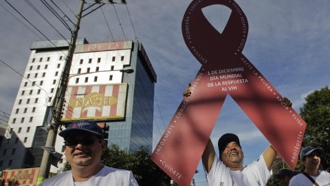 Salvadoreños participan en una marcha con motivo de la conmemoración del Día Mundial de la lucha contra el Sida.
