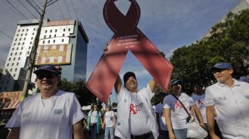 Salvadoreños participan en una marcha con motivo de la conmemoración del Día Mundial de la lucha contra el Sida.