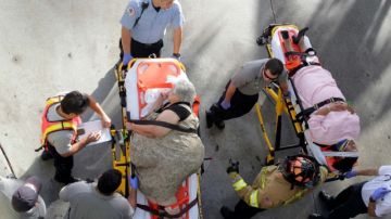 Varias personas son transportadas al hospital de la zona luego de que un autobús turístico tuviera un accidente en el aeropuerto de Miami.