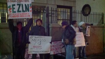 Un grupo de mexicanos protestó ayer frente a la sede del Consulado de México con motivo de la toma de poder del nuevo presidente Enrique Peña Nieto.