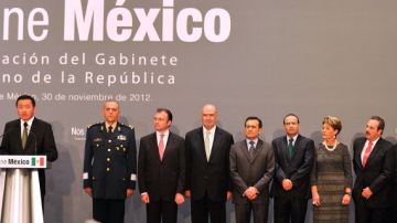 El nuevo secretario de Gobernación, Miguel Ángel Osorio Chong (izq), presenta el equipo de colaboradores del nuevo presidente de México.