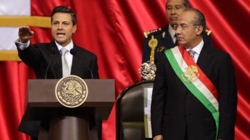 El presidente de México, Enrique Peña Nieto (i), toma protesta ante el pleno de la Cámara de Representantes junto a su antecesor, Felipe Calderón.