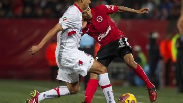Edgar Castillo (d), de 'Xolos', disputa el balón con Lucas Antonio Silva, de Toluca, en el partido de ida de la final del Apertura mexicano 2012, disputado el jueves en Tijuana.