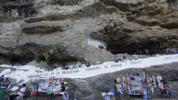 Visitantes y vendedores en las turísticas cuevas de Cumpas una excavación natural, ubicada en el municipio de Cuisnahuat, en El Salvador.
