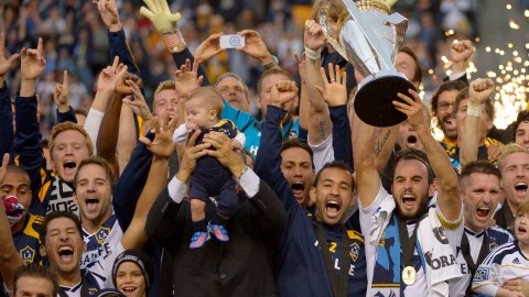 Los jugadores del Galaxy celebran el segundo título consecutivo, al derrotar al Dynamo de Houston en la final de la MLS.