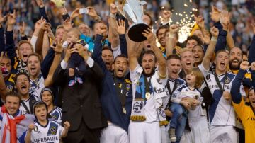 Los jugadores del Galaxy celebran el segundo título consecutivo, al derrotar al Dynamo de Houston en la final de la MLS.