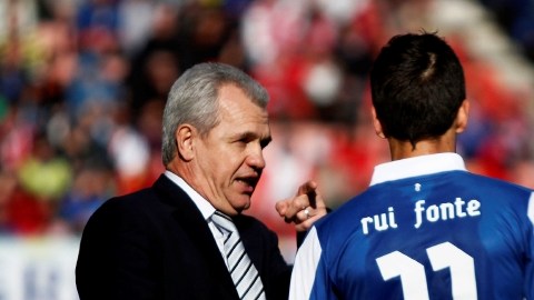 El técnico mexicano Javier 'El Vasco' Aguirre dialoga con un jugador del Espanyol, que le sacó un empate ayer al Granada 0-0.