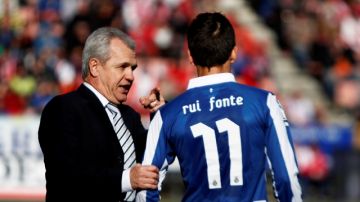 El técnico mexicano Javier 'El Vasco' Aguirre dialoga con un jugador del Espanyol, que le sacó un empate ayer al Granada 0-0.