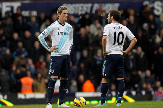 Fernando Torres   (izq.) y Juan Mata (der.), jugadores españoles del Chelsea, actual campeón de la Liga de Campeones de Europa y que pasa por un mal momento.