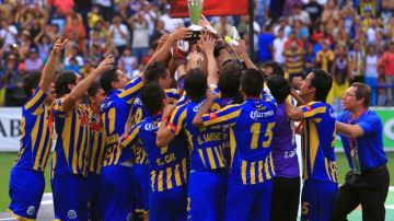 Los jugadores de La Piedad levantan el trofeo de campeón de la división de ascenso de México, luego de vencer a los Dorados de Sinaloa.