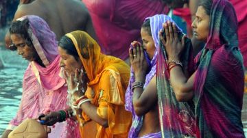 Mujeres del estado de Bihar, en el norte de India, rezando.
