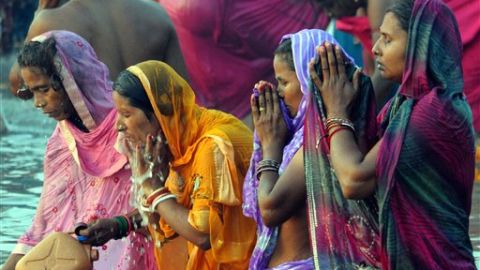 Mujeres del estado de Bihar, en el norte de India, rezando.