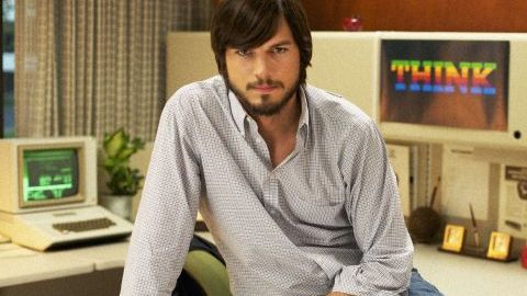 Ashton Kutcher como el cofundador de Apple Steve Jobs.