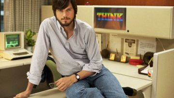 Ashton Kutcher como el cofundador de Apple Steve Jobs.