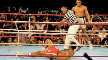 Muhammad Ali ha enviado a la lona a George Foreman que recibe la cuenta de protección del árbitro Zack Clayton.