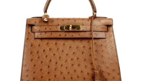 Bolso modelo Kelly en piel de avestruz, de la firma francesa Hermès.