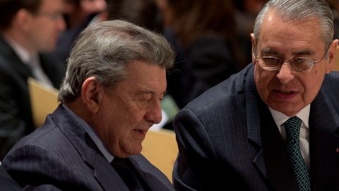 El embajador peruano  Allen Wagner, derecha, y el ministro del Exterior   Rafael Roncagliolo, revisan documentos antes del inicio de las audiencias.