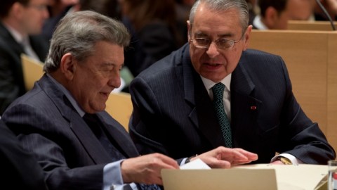 El embajador peruano Allen Wagner, derecha, y el ministro del Exterior Rafael Roncagliolo, revisan documentos antes del inicio de las audiencias.