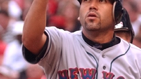 Edgardo Alfonzo estrella de los Mets promueve el censo. /Archivo