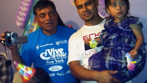 Marcel Ríos-Aguilar (izq.) durante una fiesta junto a sus familiares.
