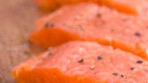 La Administración de Alimentos y Medicinas está trabajando en la pieza final de su evaluación, un informe sobre el posible impacto ambiental de los salmones.
