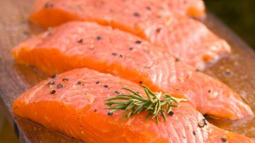 La Administración de Alimentos y Medicinas está trabajando en la pieza final de su evaluación, un informe sobre el posible impacto ambiental de los salmones.
