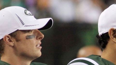 Pese a una mala actuación, Mark Sánchez sigue al frente. En la foto, los tres quarterbacks de los Jets.