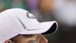 Pese a una mala actuación, Mark Sánchez sigue al frente. En la foto, los tres quarterbacks de los Jets.