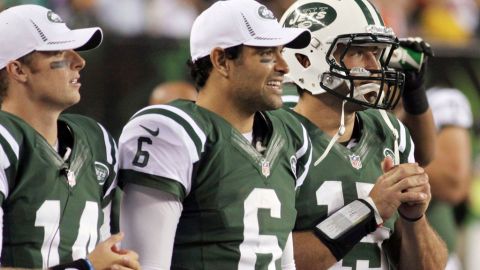 Pese a una mala actuación, Mark Sánchez sigue al frente. En la foto, los tres quarterbacks de los Jets.