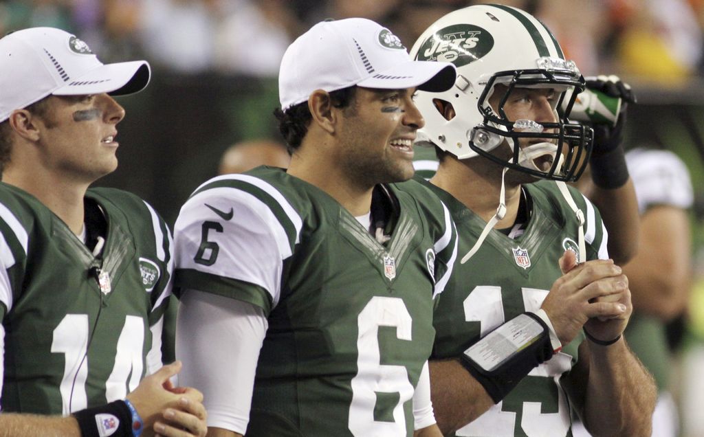Pese a una mala actuación, Mark Sánchez sigue al frente. En la foto, los tres quarterbacks de los Jets.