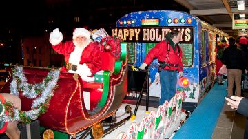 El trineo de Santa Claus montado sobre el tren de Navidad de la CTA.