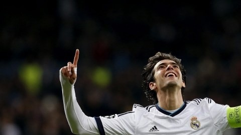 Kaká  celebra el tercer gol  del Madrid, en su paliza 4-1 sobre  el Ajax.