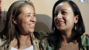 La salvadoreña Cecilia Guadalupe Hernández (d) habla con su madre biológica Ana Gloria Hernández (i) en San Salvador (El Salvador), durante su reencuentro.