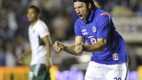 El delantero argentino Mariano Pavone defiende la gestión de Cruz Azul en la Liga MX.
