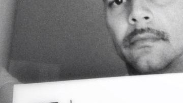 Ambos cantantes hacen alusión al reciente fallecimiento del publicista José Enrique Gómez Saladín, de quien se rumora fue torturado antes de morir.