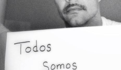 Ambos cantantes hacen alusión al reciente fallecimiento del publicista José Enrique Gómez Saladín, de quien se rumora fue torturado antes de morir.