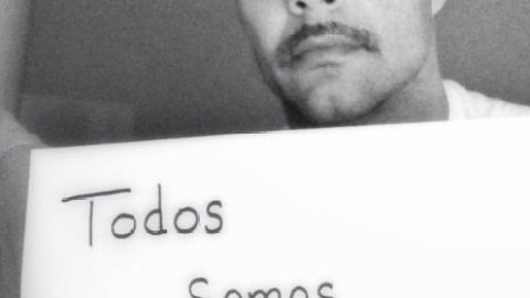 Ambos cantantes hacen alusión al reciente fallecimiento del publicista José Enrique Gómez Saladín, de quien se rumora fue torturado antes de morir.